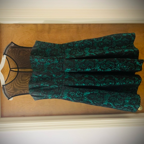 Black and Green Dámask Dress - Picture 1 of 2